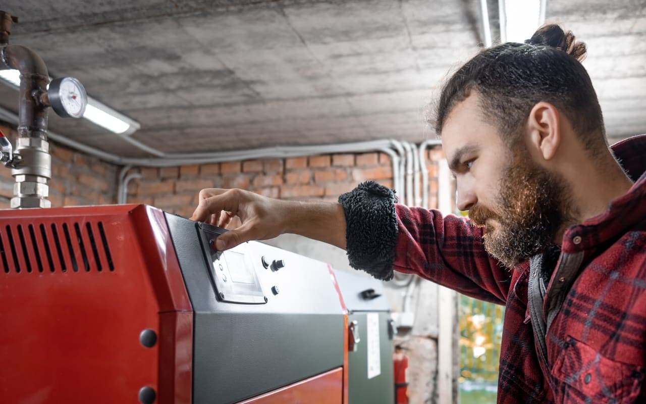 Technicus stelt de bediening van een installatie in